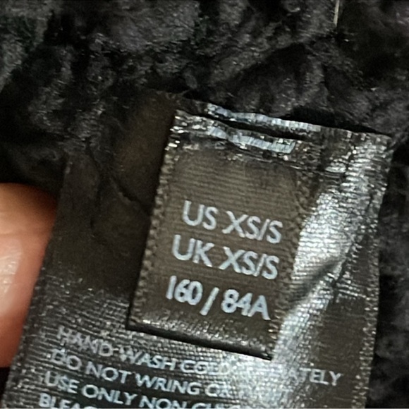 URBAN OUTFITTERS Black and Brown Teddy Oversized
Open Hoodie Pockets Size XS/S - Picture 10 of 12